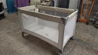 Cuna de viaje con ruedas y también es parque