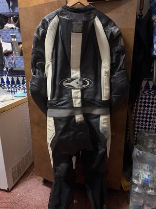 Mono de moto Clover negro y blanco