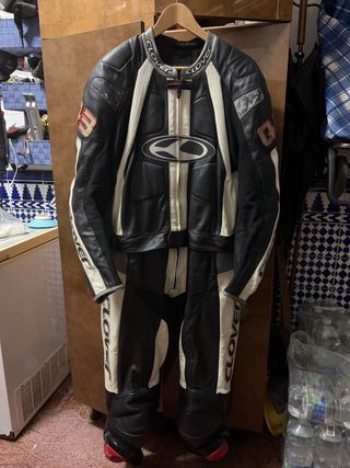 Mono de moto Clover negro y blanco