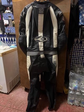 Mono de moto Clover negro y blanco