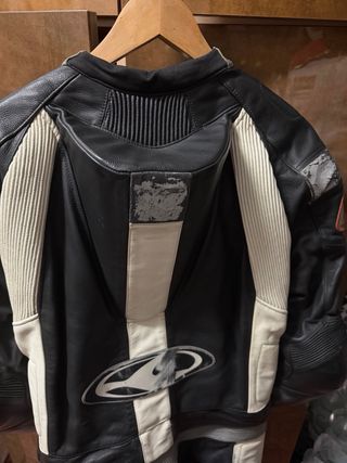 Mono de moto Clover negro y blanco