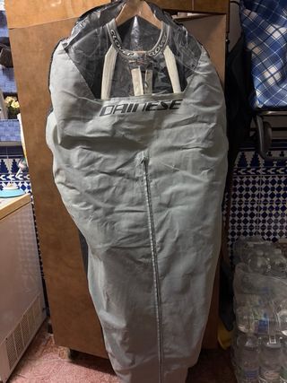 Mono de moto Clover negro y blanco