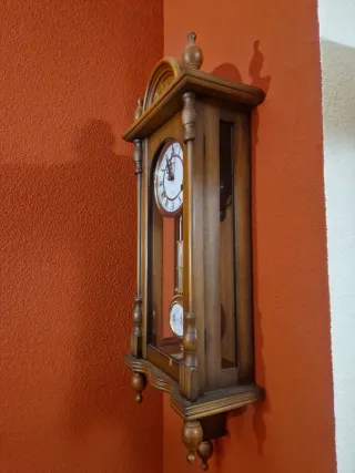 Antiguo Reloj de Pared Madera y Cristal