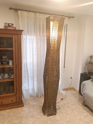 Lámpara de pie de ratán y tela