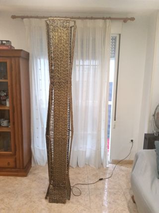 Lámpara de pie de ratán y tela