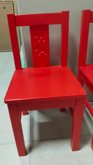 Sillas infantiles de madera rojas