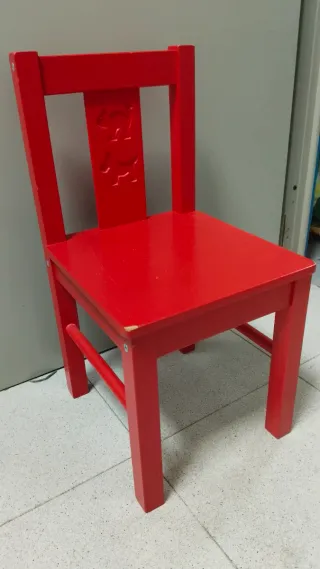 Sillas infantiles de madera rojas