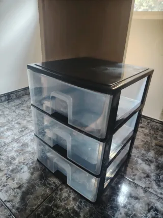 Cajonera de plástico negra y transparente
