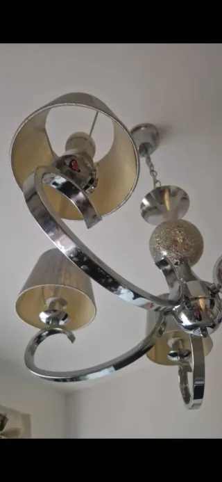 Lámpara de salón beige y plateada