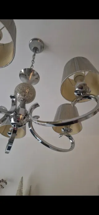 Lámpara de salón beige y plateada