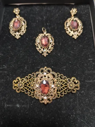 Aderezo Huertana oro viejo con piedras rojas