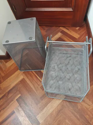 Papelera y bandeja metálica escritorio