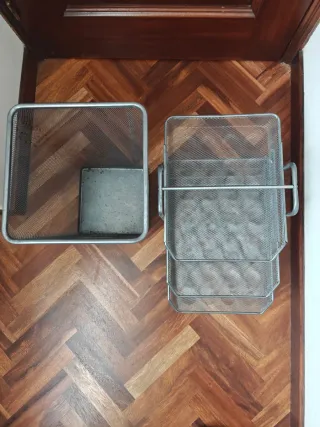 Papelera y bandeja metálica escritorio