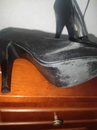 Zapatos de fiesta negros con flor forrados raso