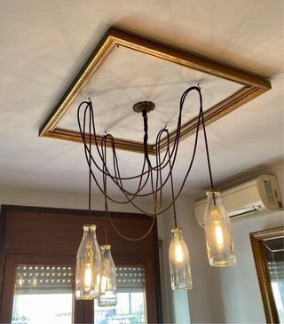 Lámpara colgante marco dorado y botellas