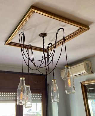 Lámpara colgante marco dorado y botellas