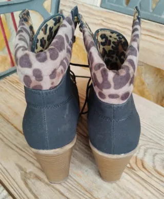 Botines cuña negros animal print T.40