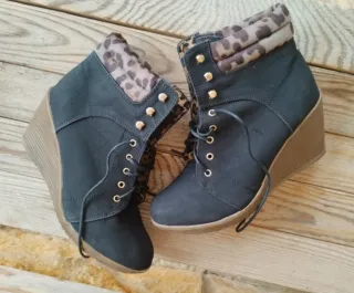 Botines cuña negros animal print T.40