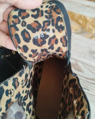 Botines cuña negros animal print T.40
