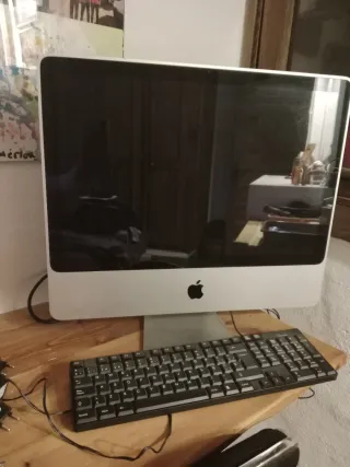 Pantalla iMac y Teclado Apple