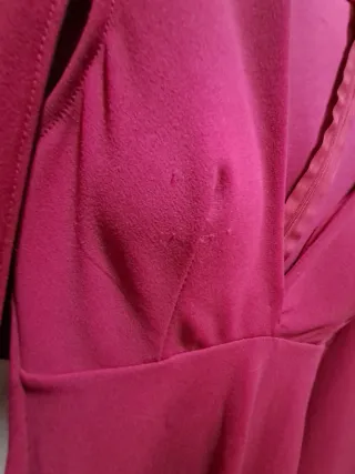 Vestido fiesta burdeos estilo capa