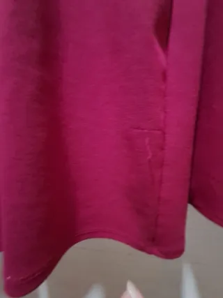 Vestido fiesta burdeos estilo capa