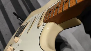 Harley Benton Strato pastillas DiMarzio y Fender