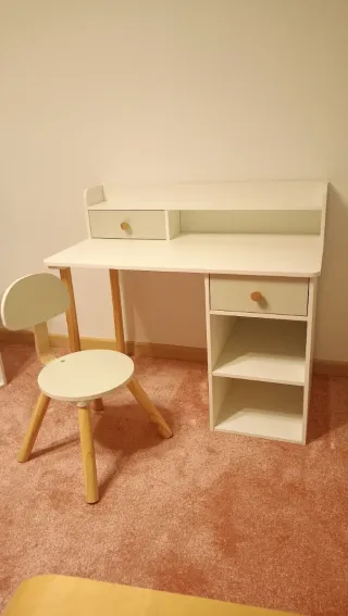 Escritorio infantil blanco con silla