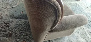 Sillón tapizado marrón y madera