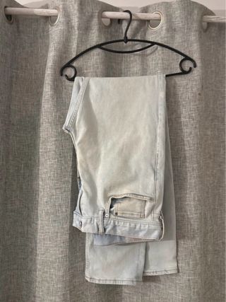 Calças de ganga azuis claras novas