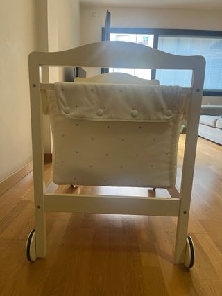 Minicuna color crudo con ruedas