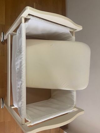 Minicuna color crudo con ruedas