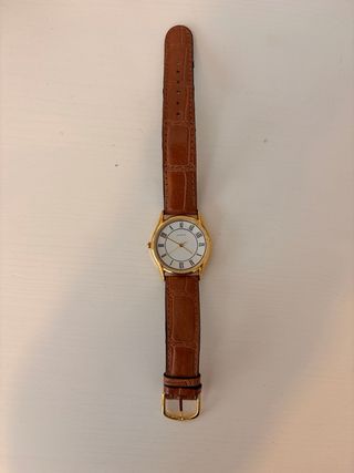 Reloj de pulsera marrón y dorado