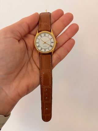 Reloj de pulsera marrón y dorado