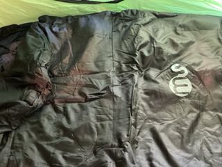 Tienda de campaña verde y negra