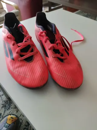 Zapatillas de fútbol Adidas rosas y negras