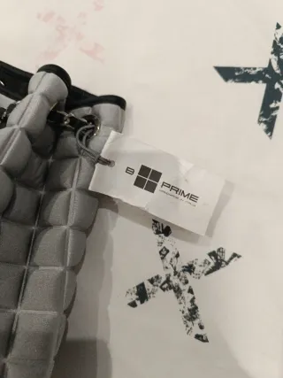 Mochila gris acolchada con cadena