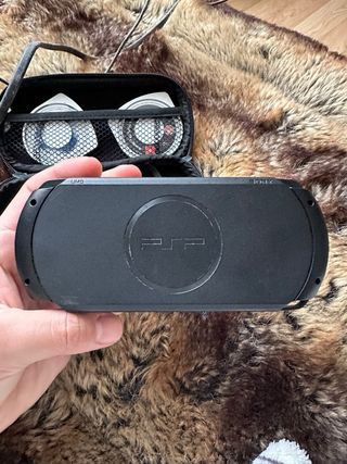 PSP Sony Negra + 2 Juegos