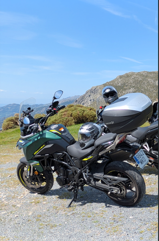 Benelli TRK 702 Finales 2023 con baúl enorme