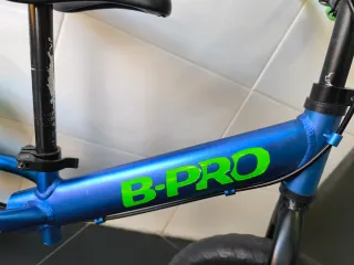 Bicicleta de equilibrio B-PRO azul + regalo timbre