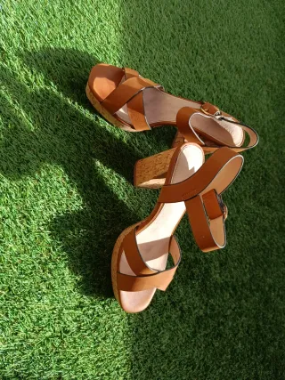 Sandalias de cuña marrones