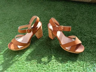 Sandalias de cuña marrones