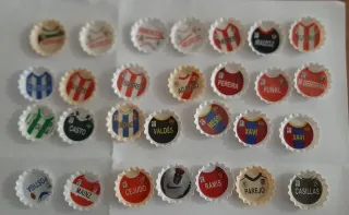 28 chapas de fútbol de equipos españoles