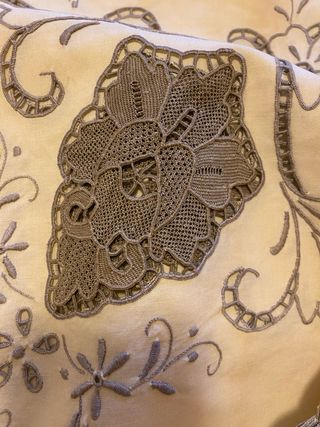 Favolosa Tovaglia ricamata a mano nuova