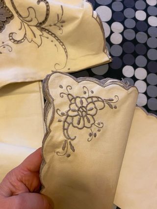 Favolosa Tovaglia ricamata a mano nuova