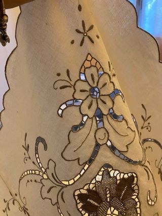 Favolosa Tovaglia ricamata a mano nuova