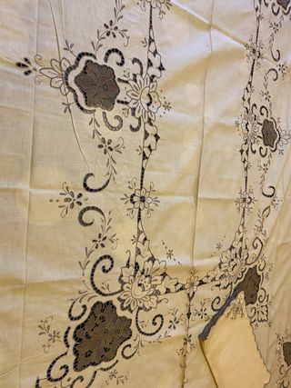 Favolosa Tovaglia ricamata a mano nuova