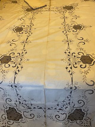 Favolosa Tovaglia ricamata a mano nuova