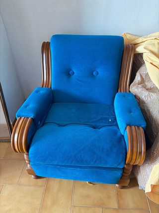 Sofá y 2 sillones de terciopelo y madera.