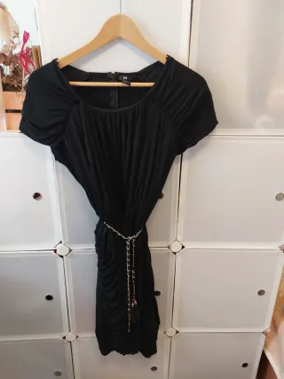 Vestido negro con cinturón dorado